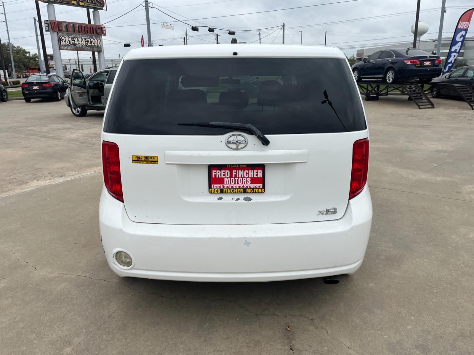 2009 white /black Scion xB Wagon (JTLKE50E591) with an 2.4L L4 DOHC 16V engine, Automatic transmission, located at 14700 Tomball Parkway 249, Houston, TX, 77086, (281) 444-2200, 29.928619, -95.504074 - Photo #5